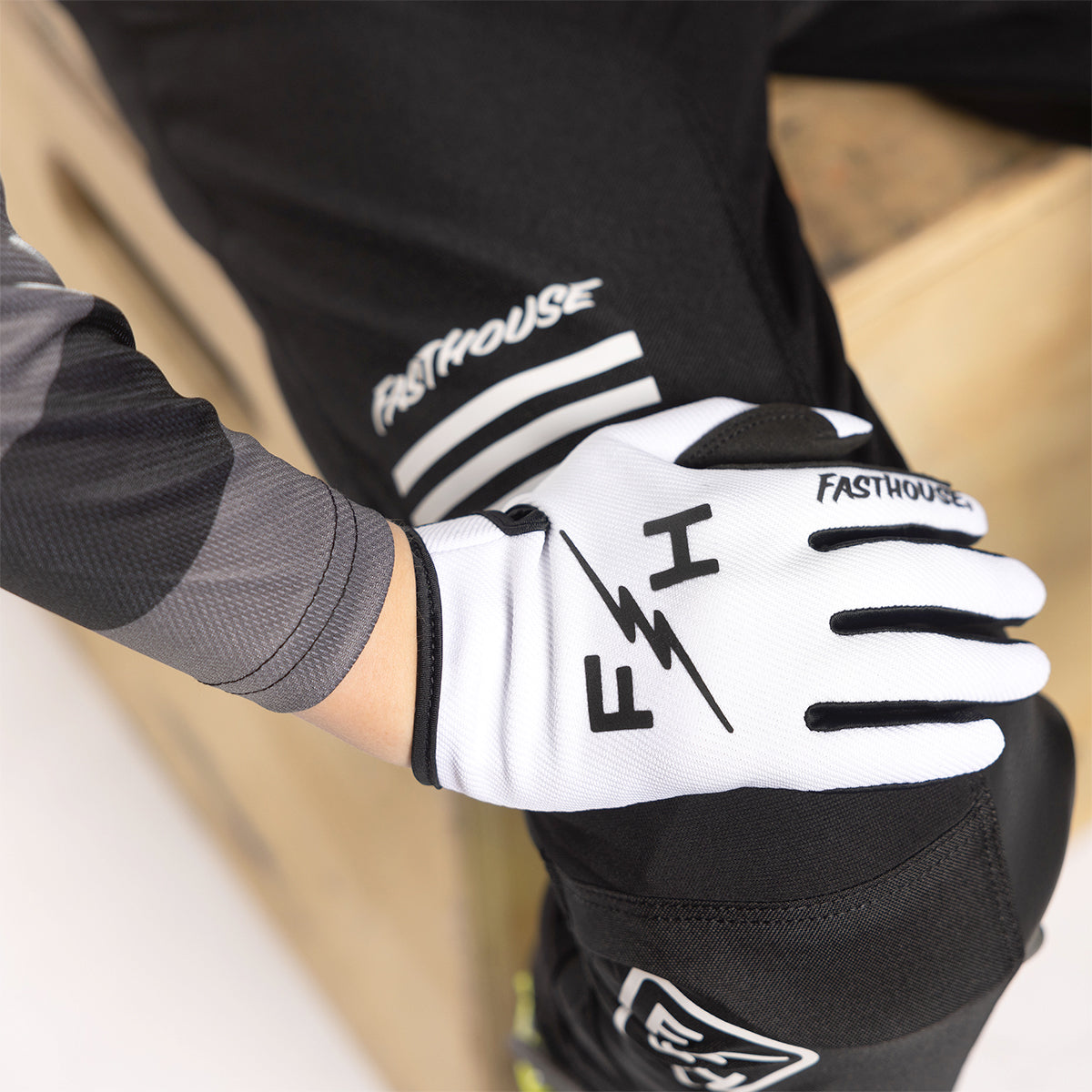 Carbon Eternal Youth Glove - White